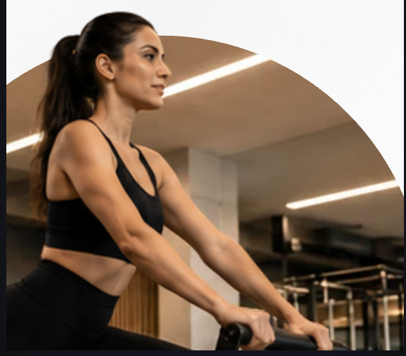 Aluna em aula de Pilates no studio Pratique Arena Guarani